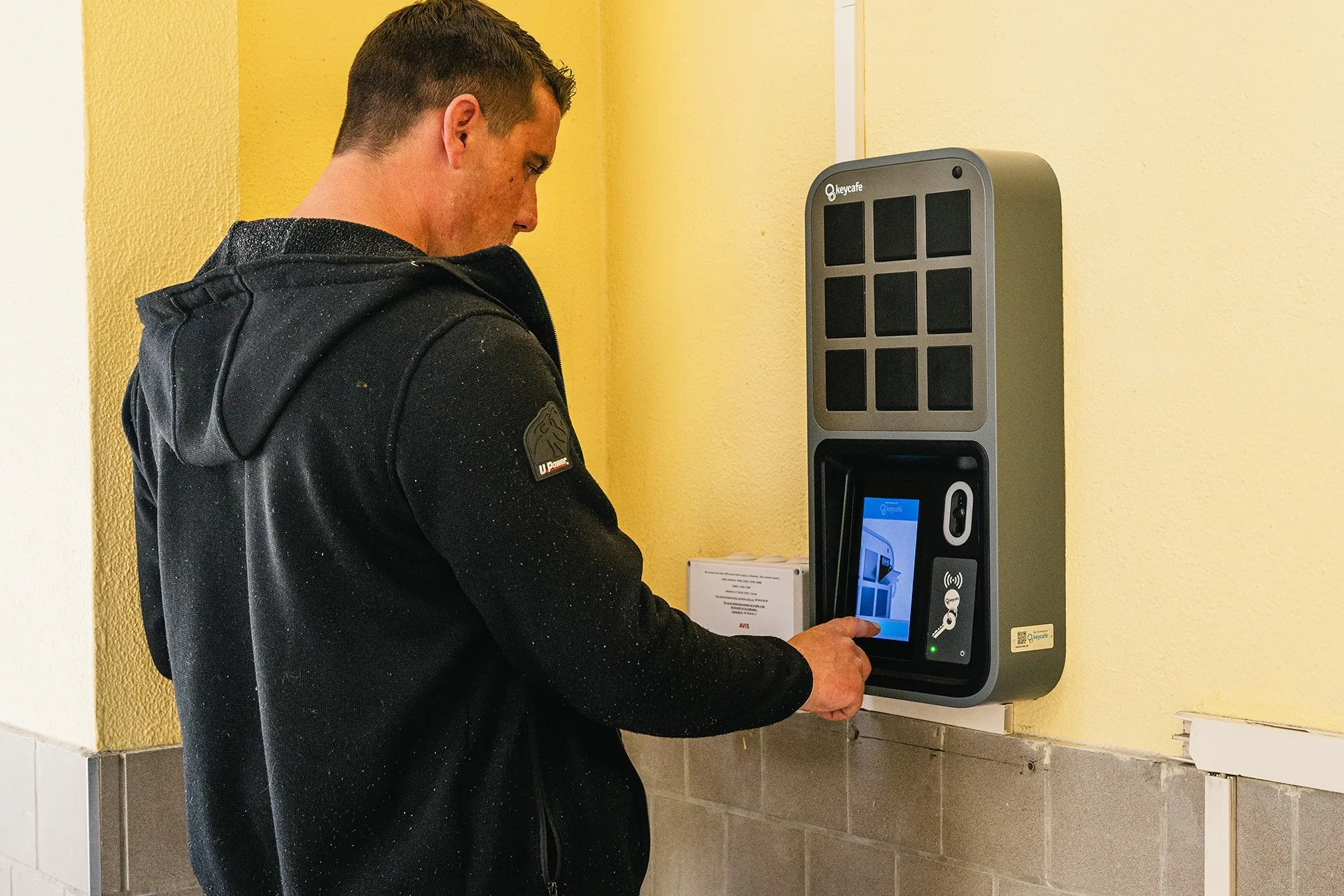 Man using the Keycafe SmartBox MS5