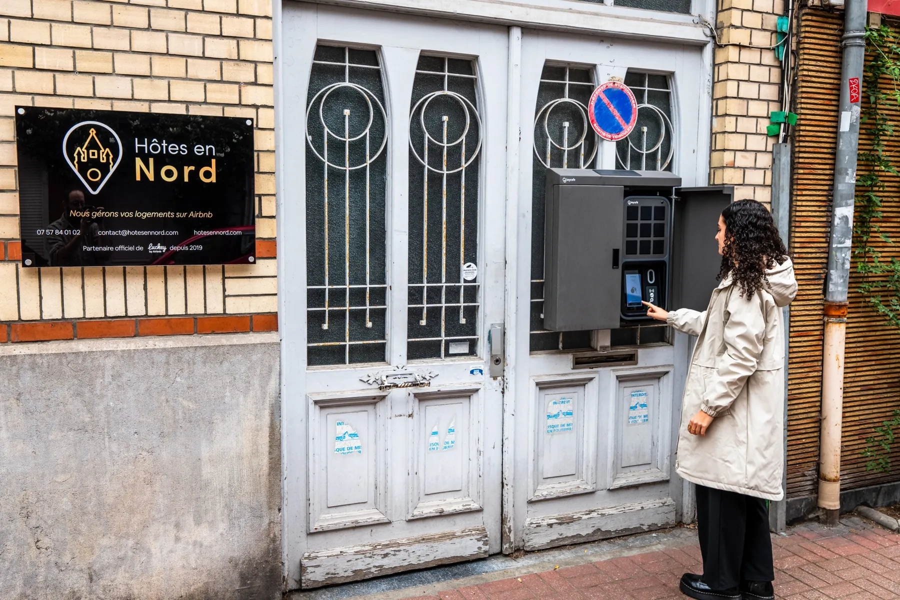 A guest using the SmartBox screen outside Hôtes en Nord