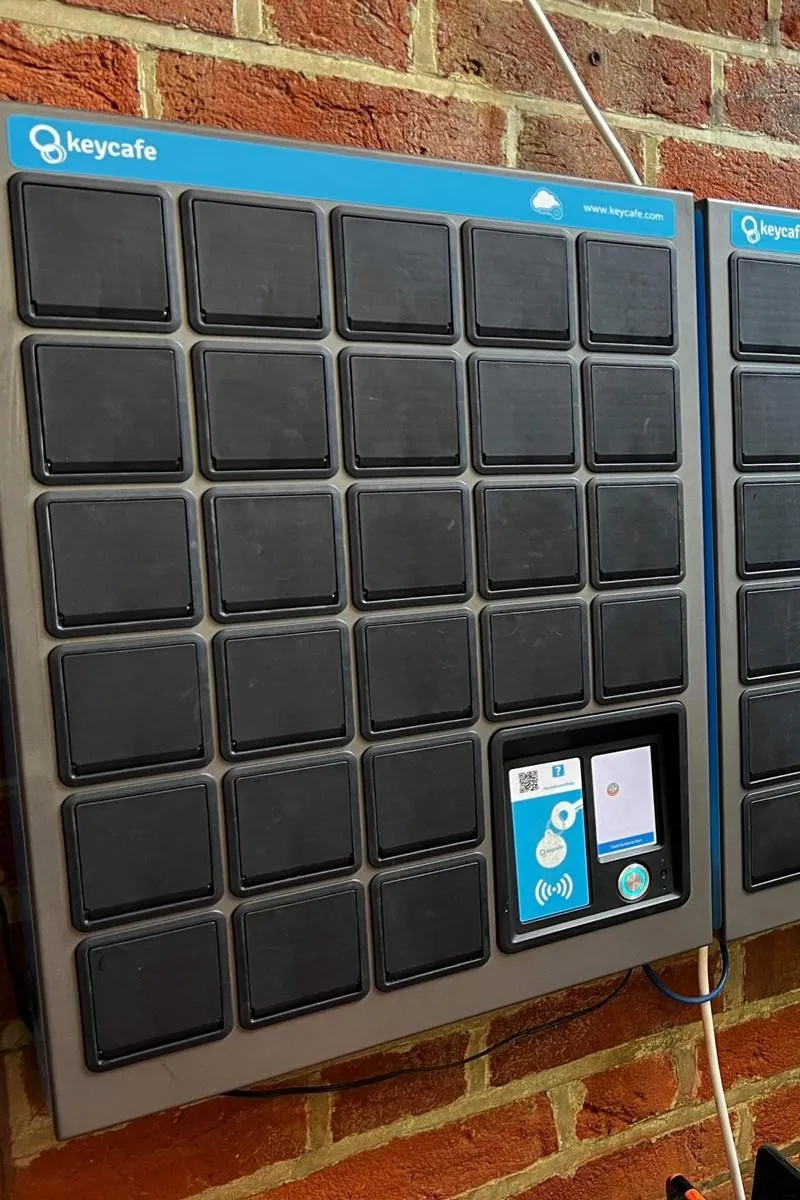 Keycafe SmartBoxes montati su parete in mattoni presso la sede di BM Ambulance
