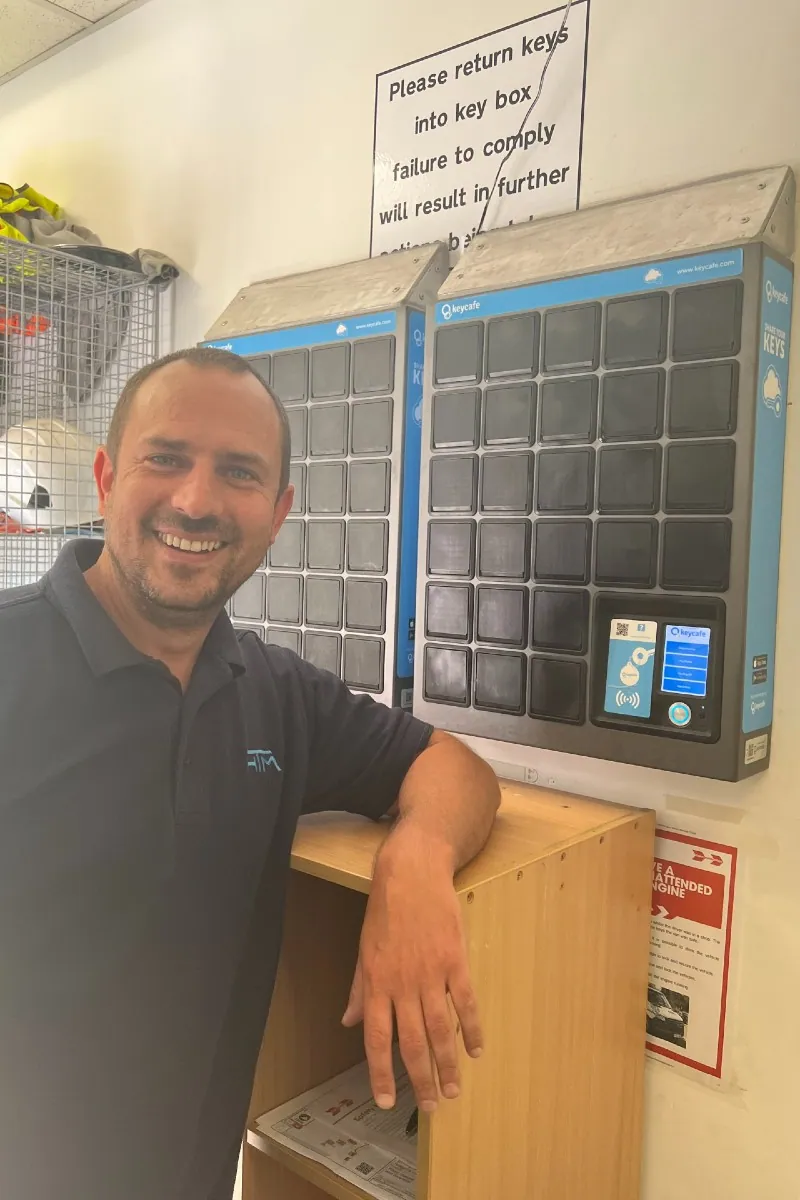 Il Manager delle Operazioni Mikee Booth sorride accanto agli SmartBoxes di Highway Traffic Management.