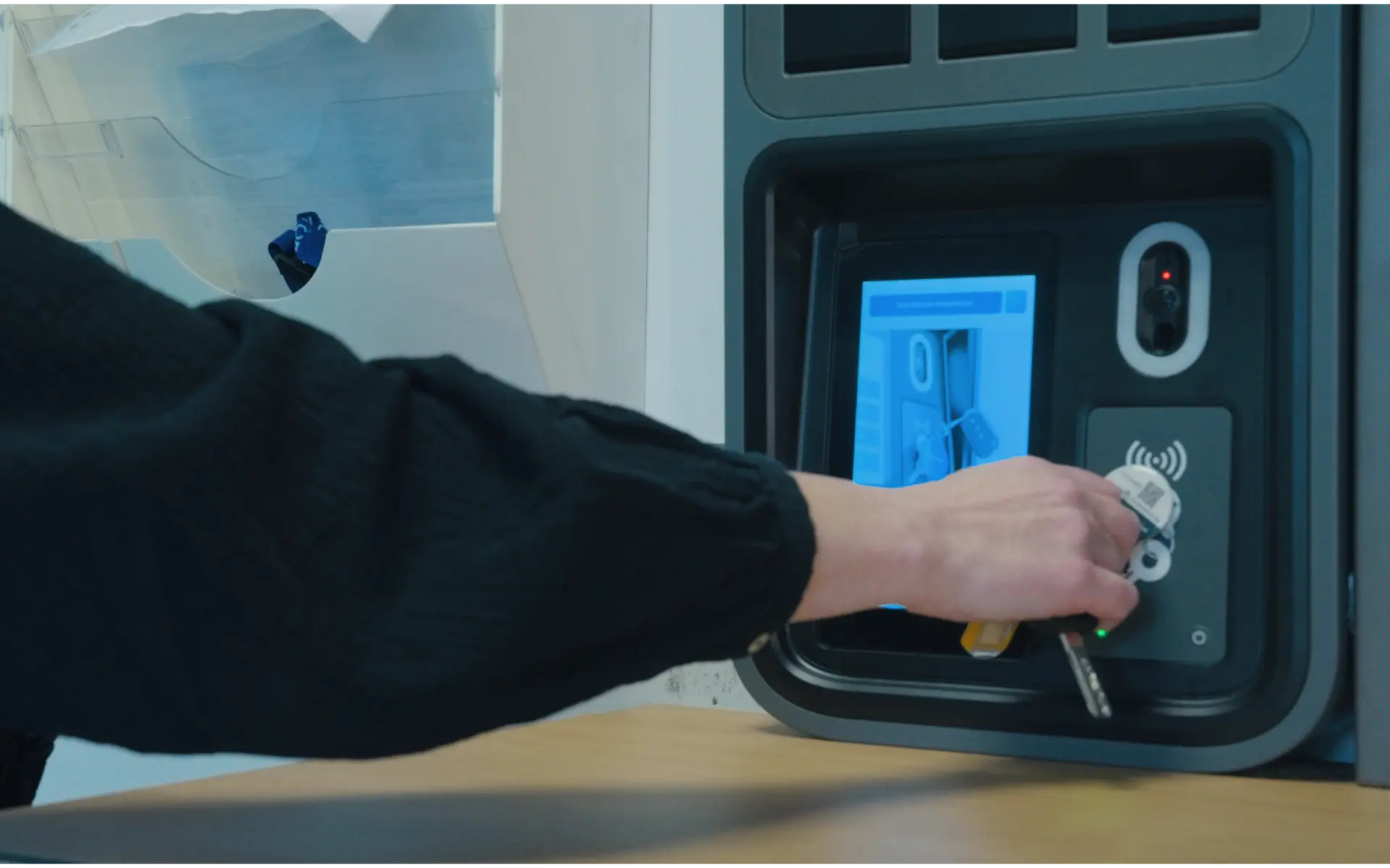 Dropping off a key into the MS5 SmartBox