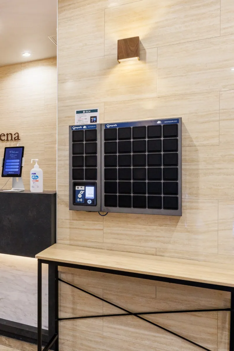 Due Keycafe SmartBox montati a parete nella hall dell'Hotel Gran Arena