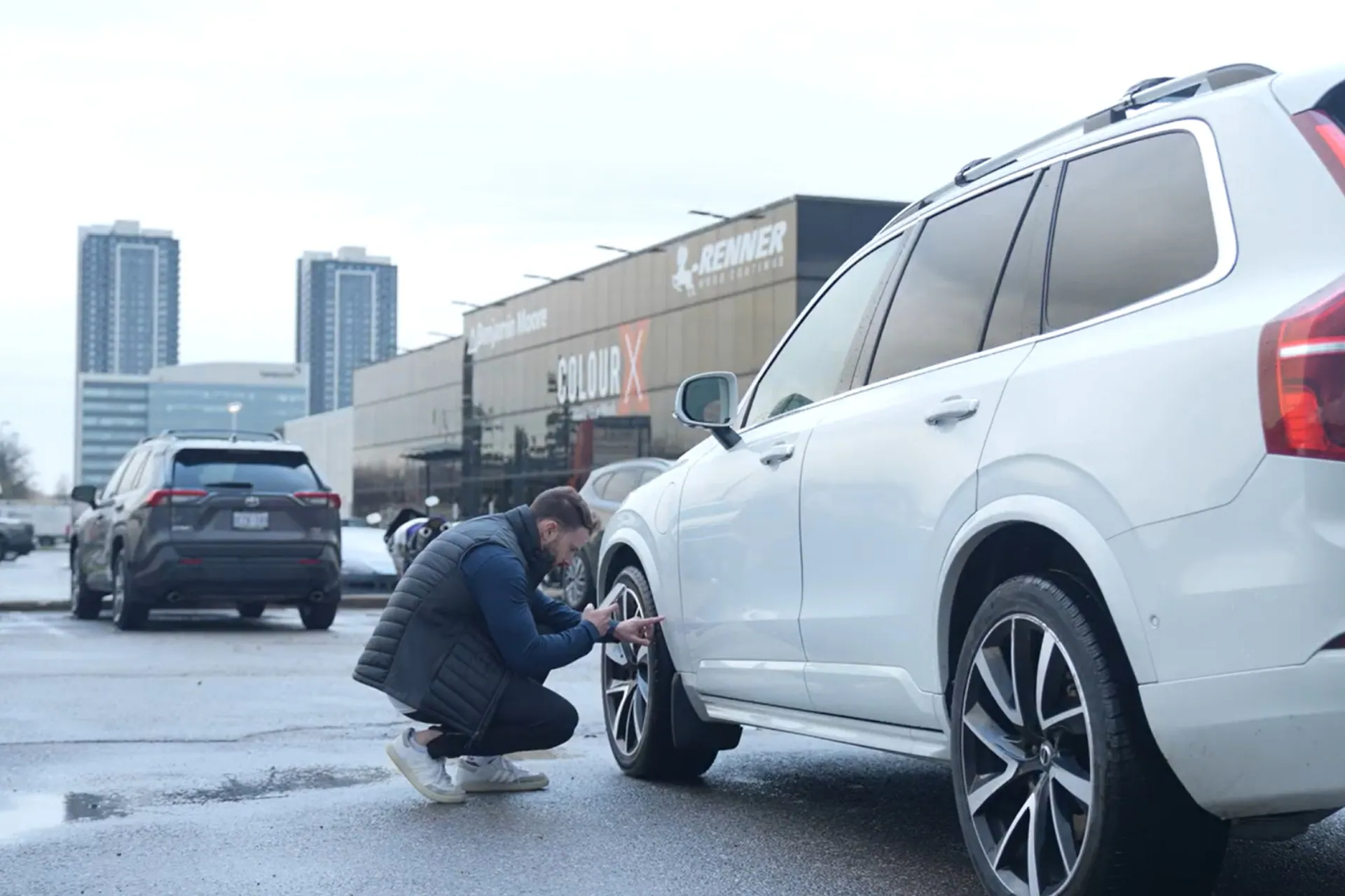 Interlane Car Transport employee taking a photo of a vehicle scratch