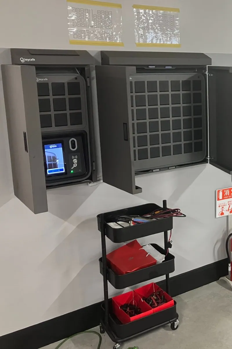 Wandgemonteerde SmartBoxes in een garage vol Italiaanse luxevoertuigen