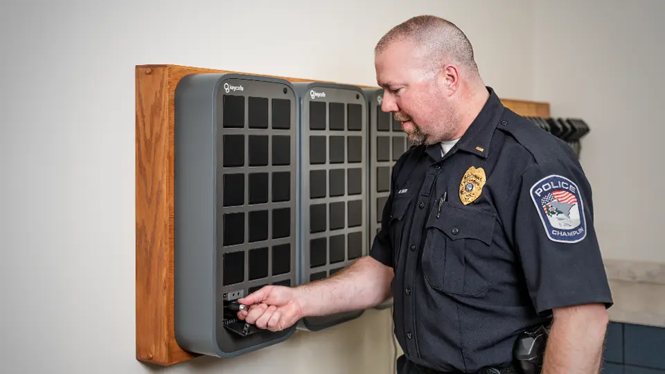 A police officer returning a vehicle key to the Keycafe MS5 SmartBox.