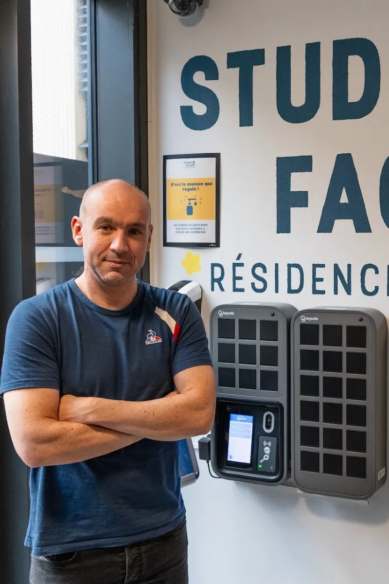 Student Factory Standortleiter Marc Guyon steht neben seinen SmartBoxes