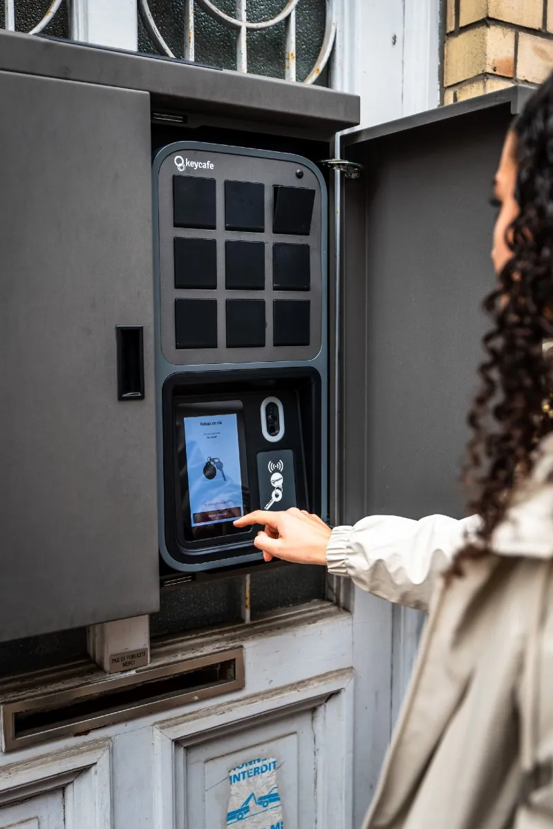 Een Airbnb-gast die op een SmartBox-scherm een sleutelafhaling bevestigt