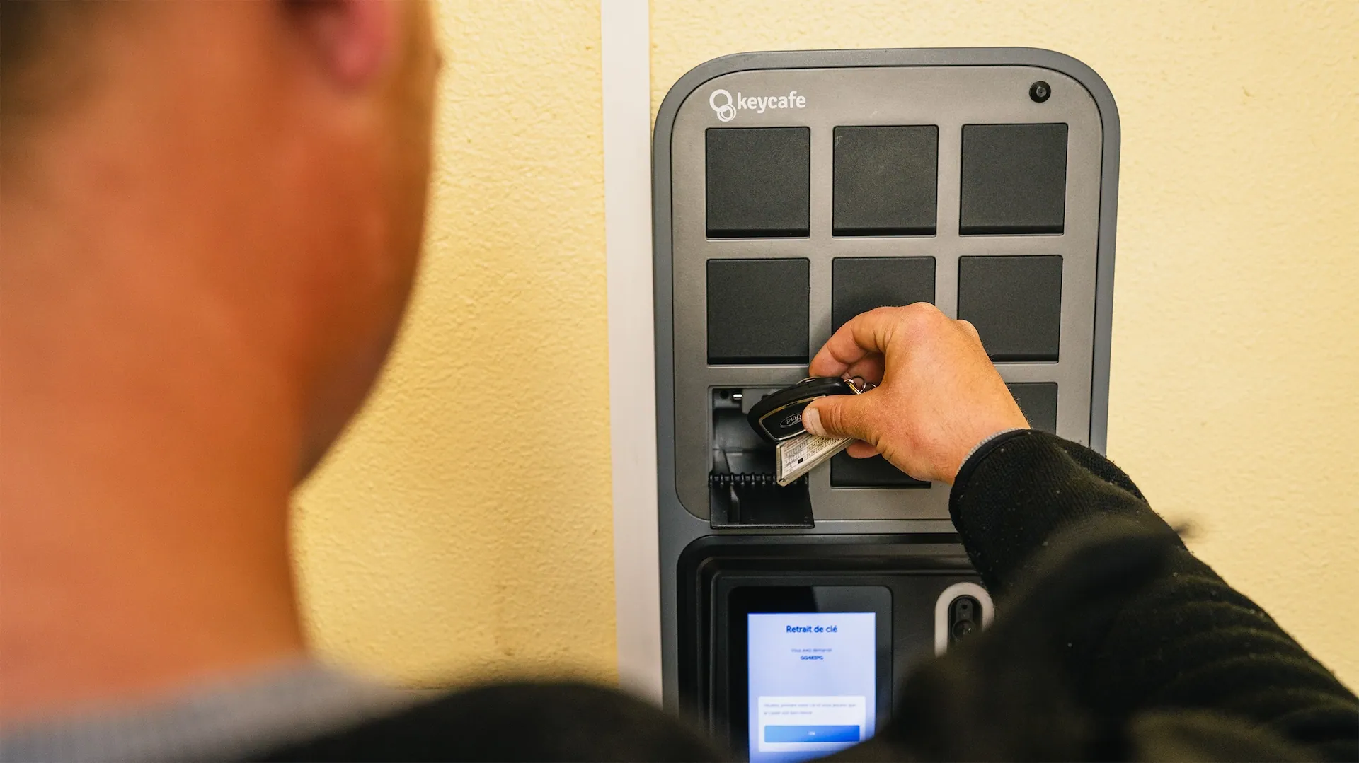 a man picking up keys from the keycafe smartbox