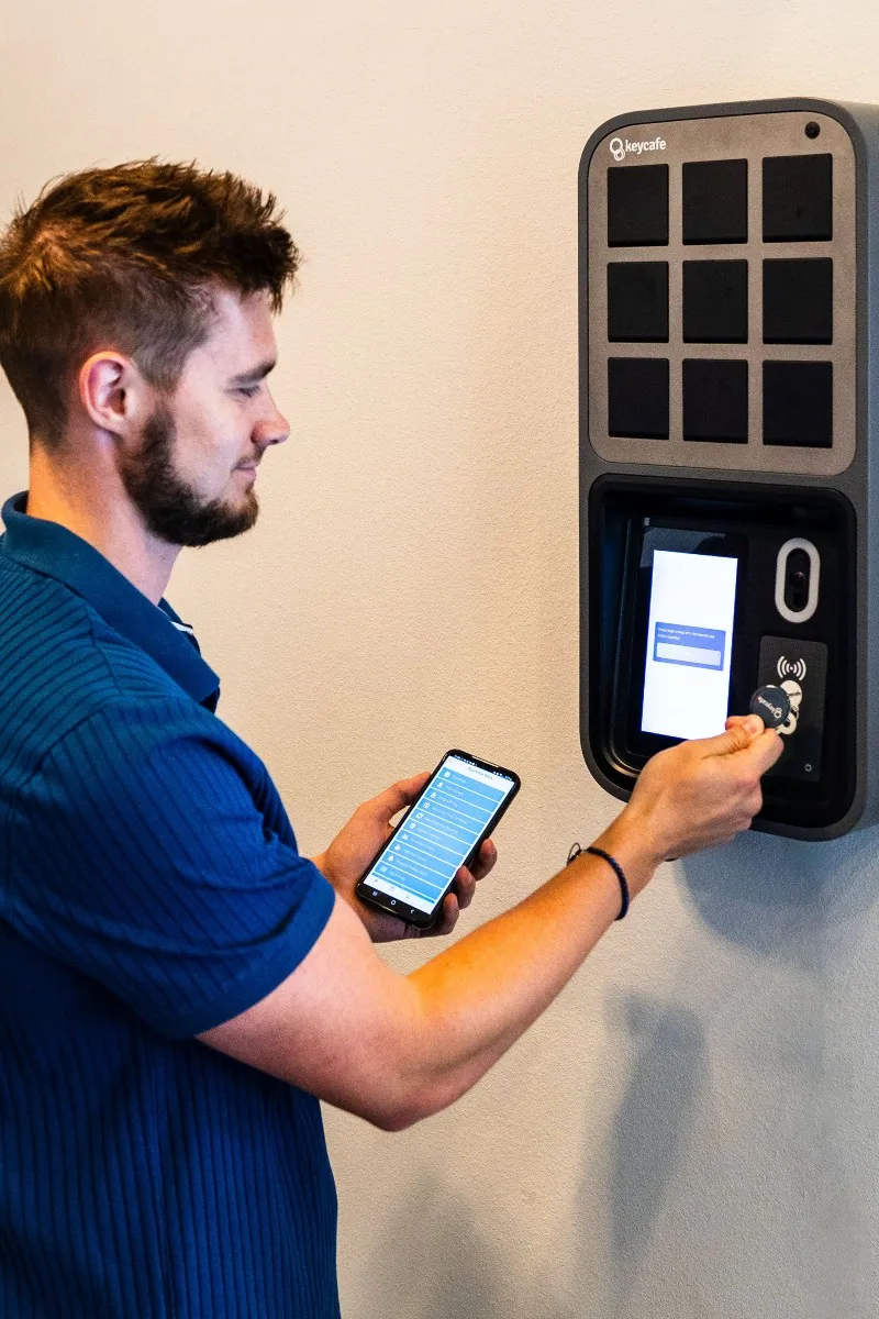 TLC Properties Mitarbeiter scannt einen Keycafe Fob an der SmartBox