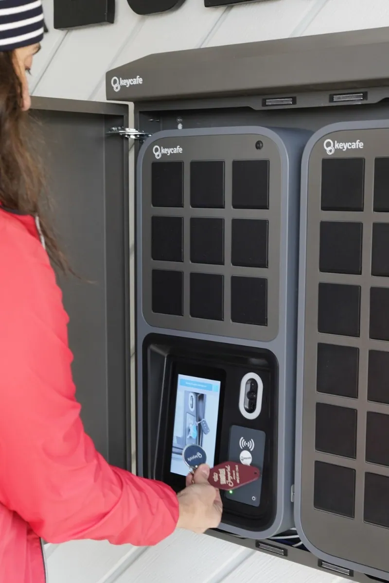 A Motel Impérial guest scanning her keys at the SmartBox installed by the hotel entrance