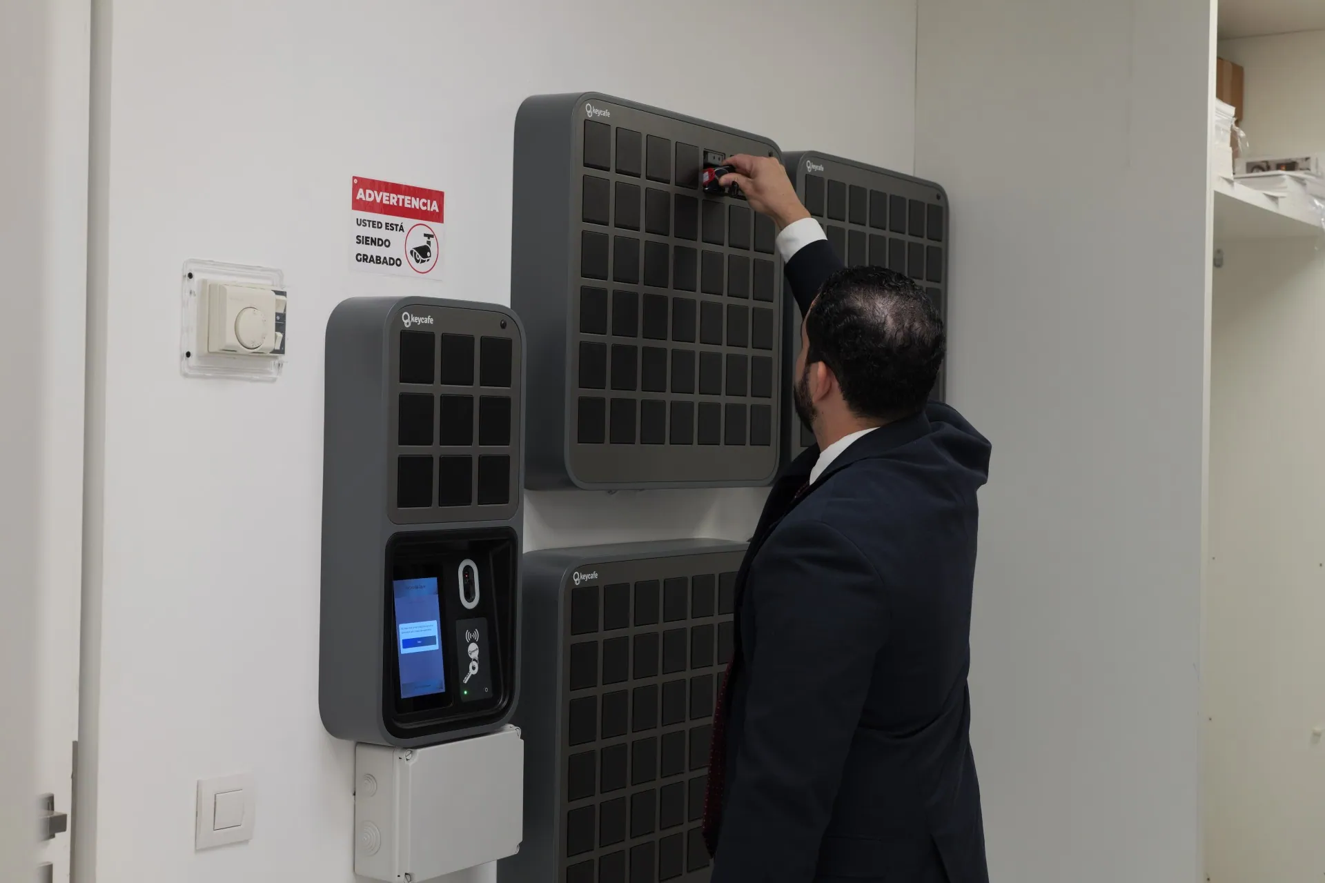 Engel & Völkers staff member taking a key from a SmartBox bin