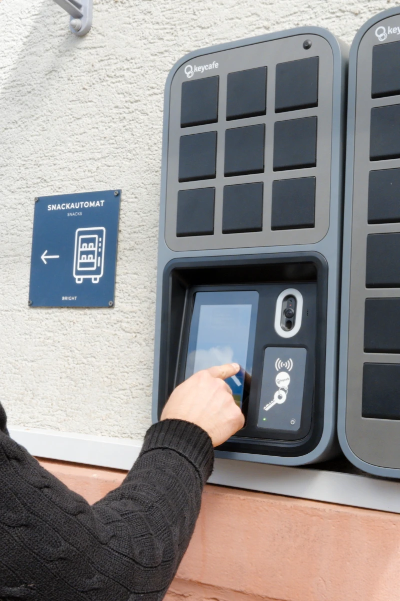 Eine Hand tippt auf einen SmartBox-Bildschirm