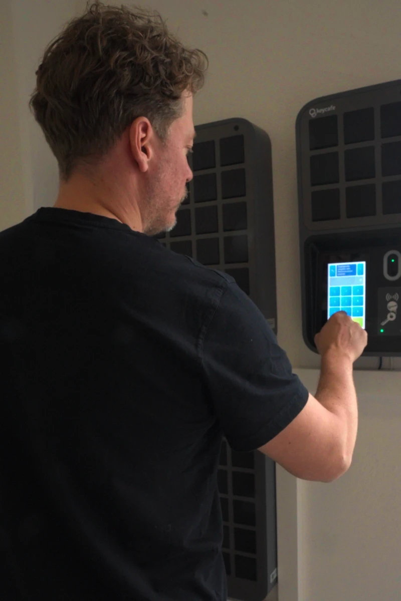 Mitarbeiter nutzt die Wärme Wimmer SmartBox