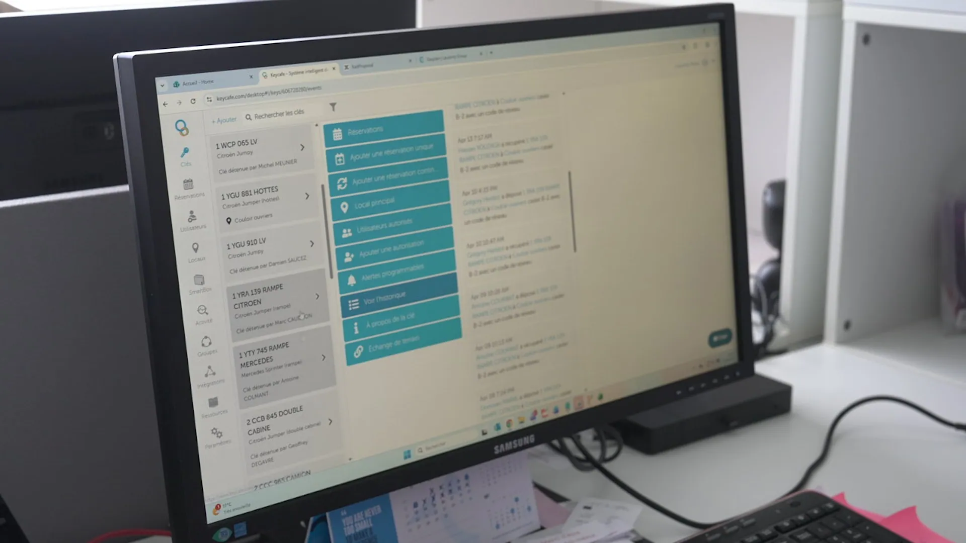 A close-up view of a computer monitor displaying the Keycafe dashboard interface with various menu options and key management details in French.