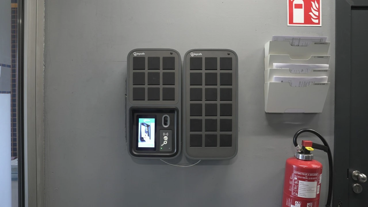 Smartbox MS5 de Keycafe accrochees sur le mur d'un bureau
