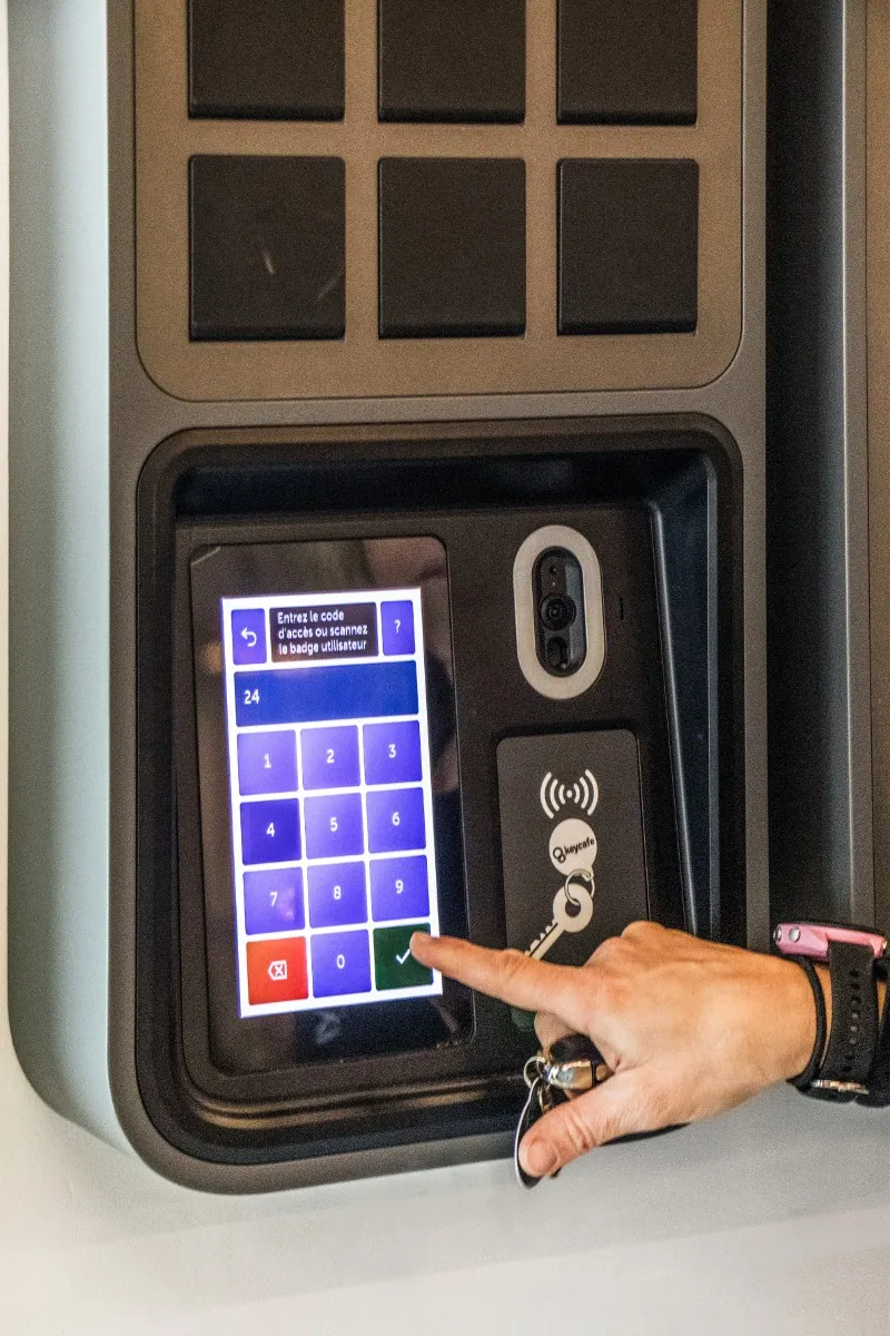 Nahaufnahme einer Hand beim Eingeben eines PIN-Codes am SmartBox-Bildschirm