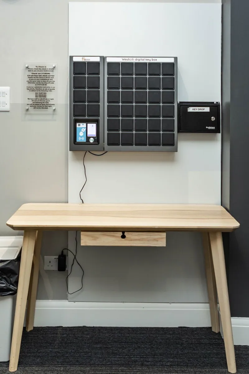 Keycafe SmartBoxes montados en la pared en el vestíbulo de un apartamento con servicios Westciti