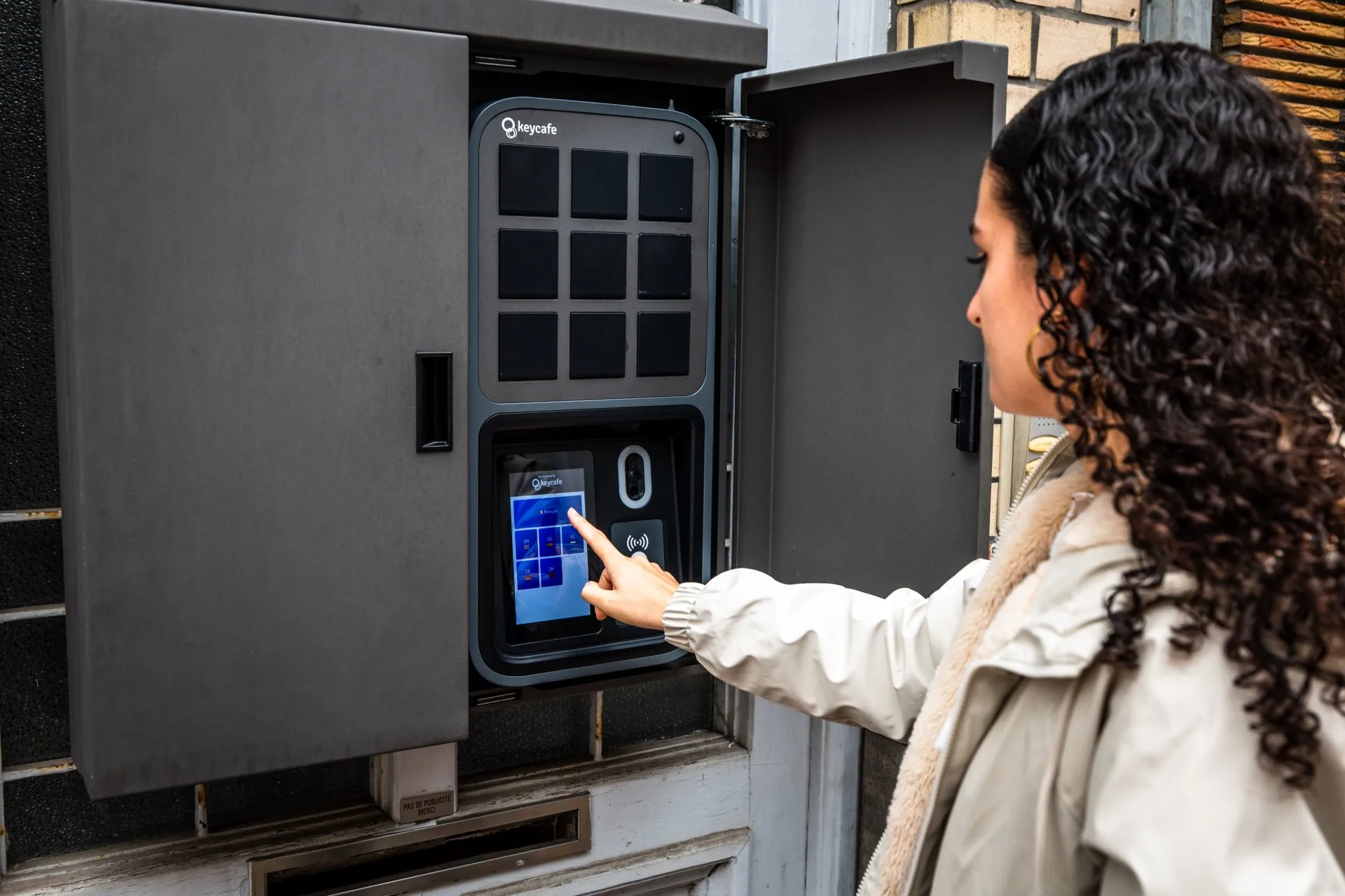 Guest selecting a language on the Keycafe SmartBox screen