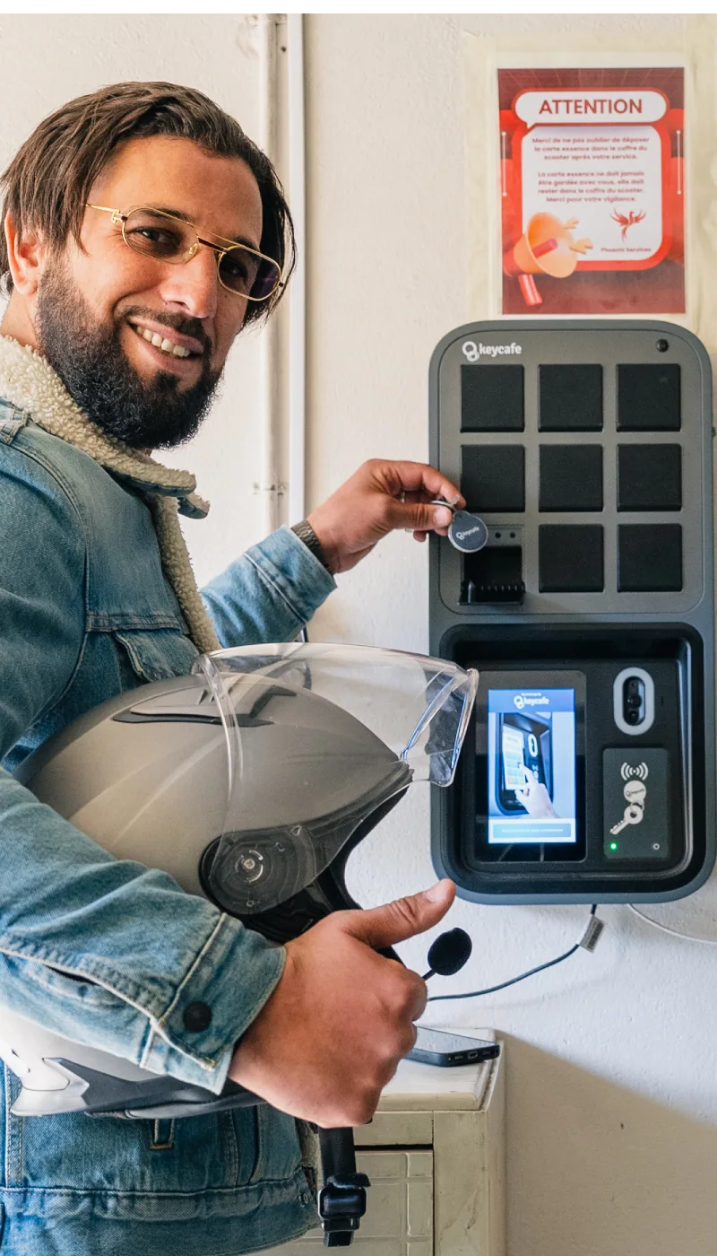 man picking up keys from the Keycafe smartbox MS5