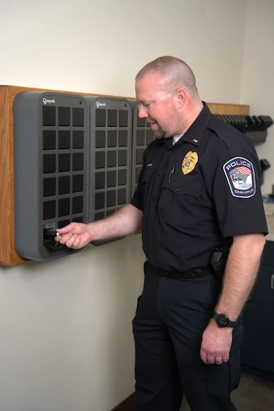 Oficial de policía sacando una llave de un Keycafe SmartBox