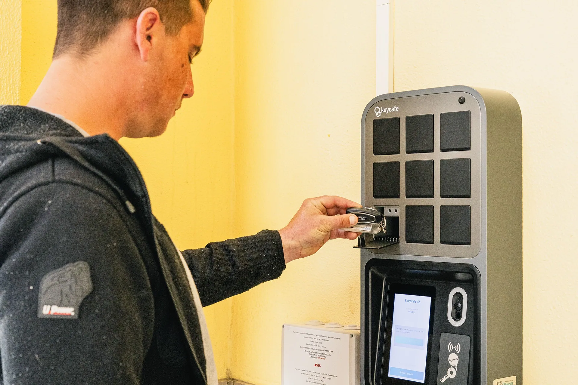 Man using the Keycafe SmartBox MS5