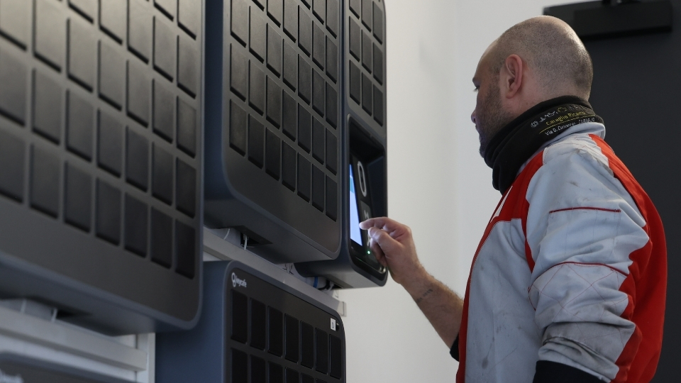 Servicetechniker entnimmt einen Fahrzeugschlüssel aus einer SmartBox