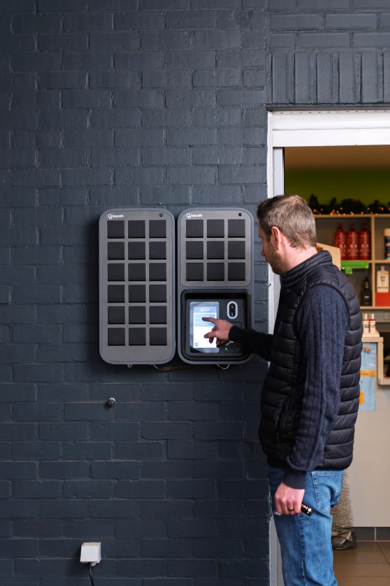 Mann tippt auf einen SmartBox-Bildschirm