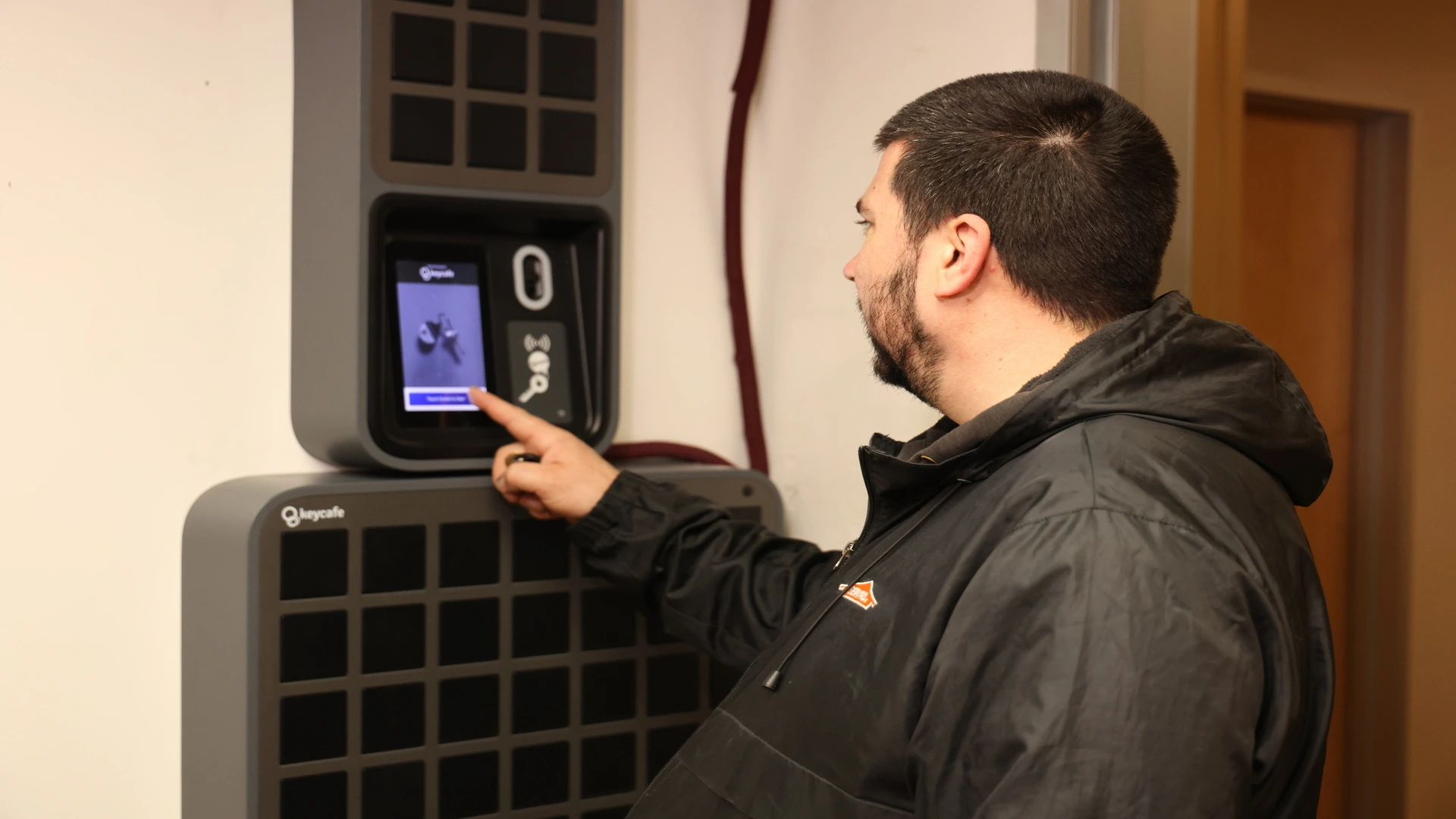 Employee using smartbox keycafe