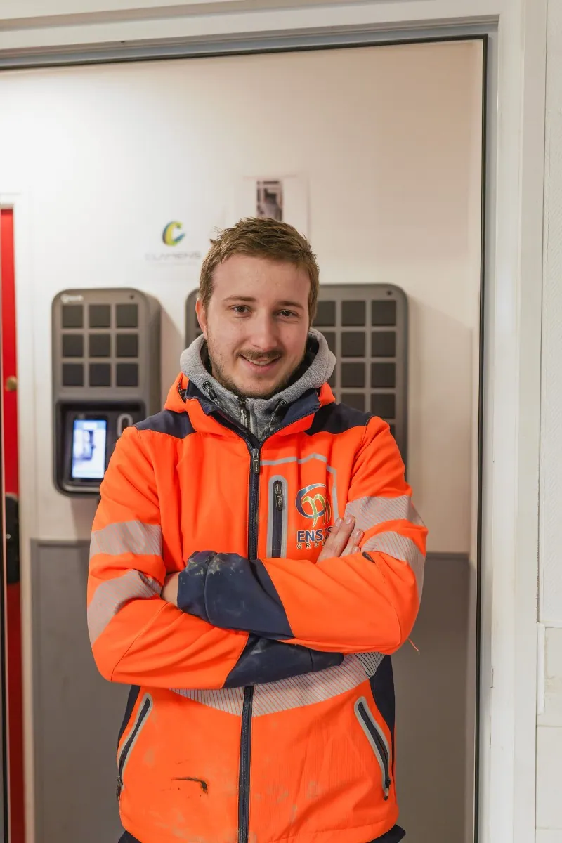 Jean-Baptiste Bessonnet, Administrateur Systèmes et Réseaux chez Clamens & STPS, devant leur installation SmartBox, les bras croisés.
