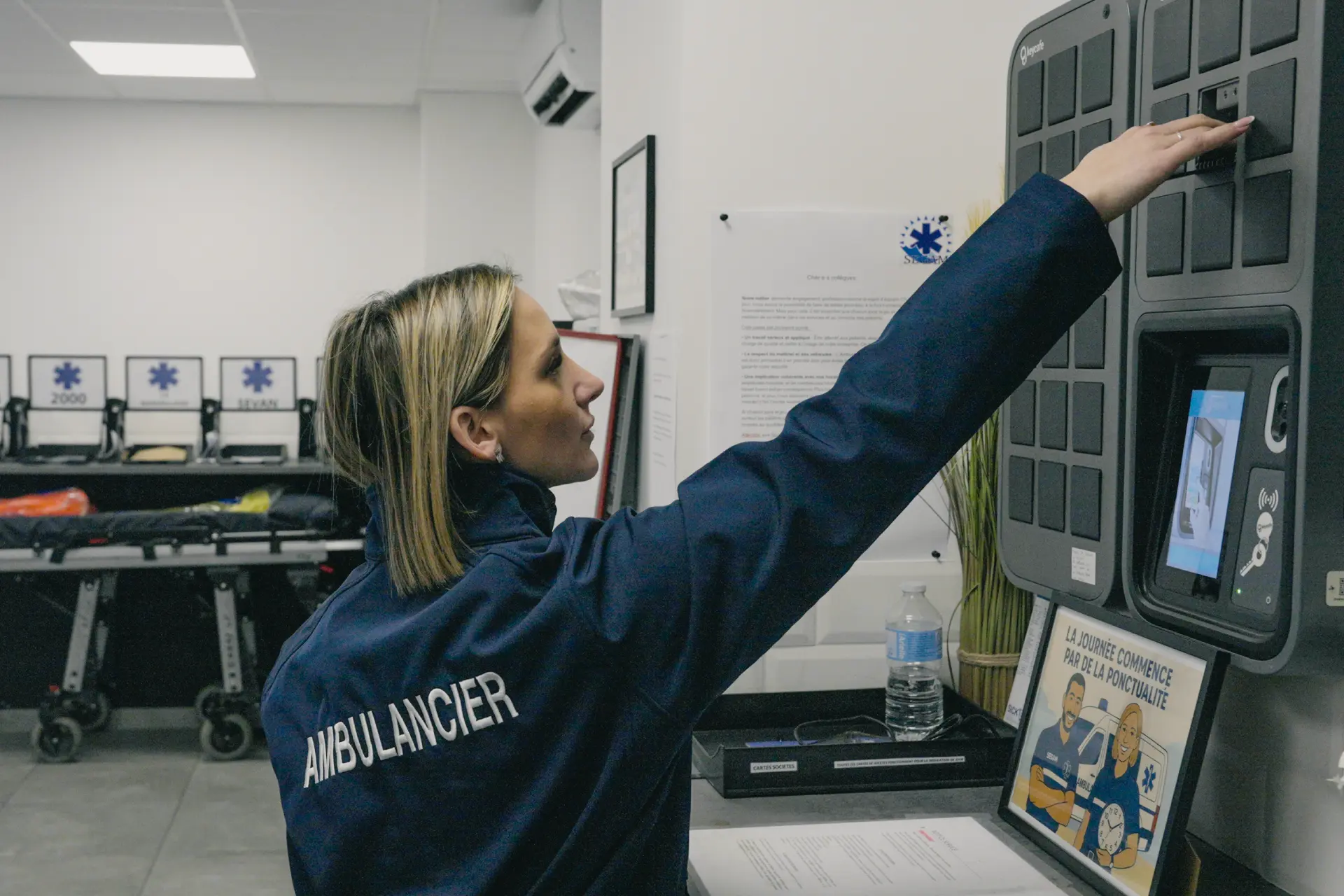 Woman picking up keys from the keycafe smartbox MS5