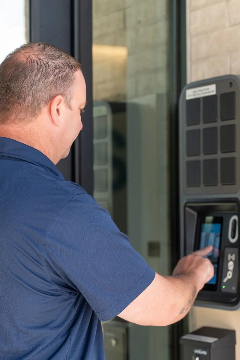 Lodgeur Geschäftsführer Brad Serey tippt auf einen SmartBox-Bildschirm
