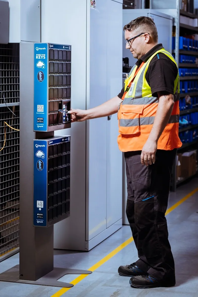 Empleado de Amazon con un chaleco de alta visibilidad utilizando el SmartBox dentro de un almacén