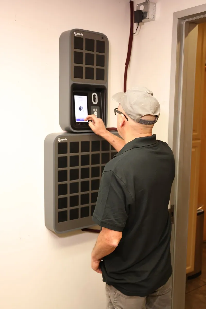 Un membre du personnel SERVPRO confirmant un retrait de clé à la SmartBox
