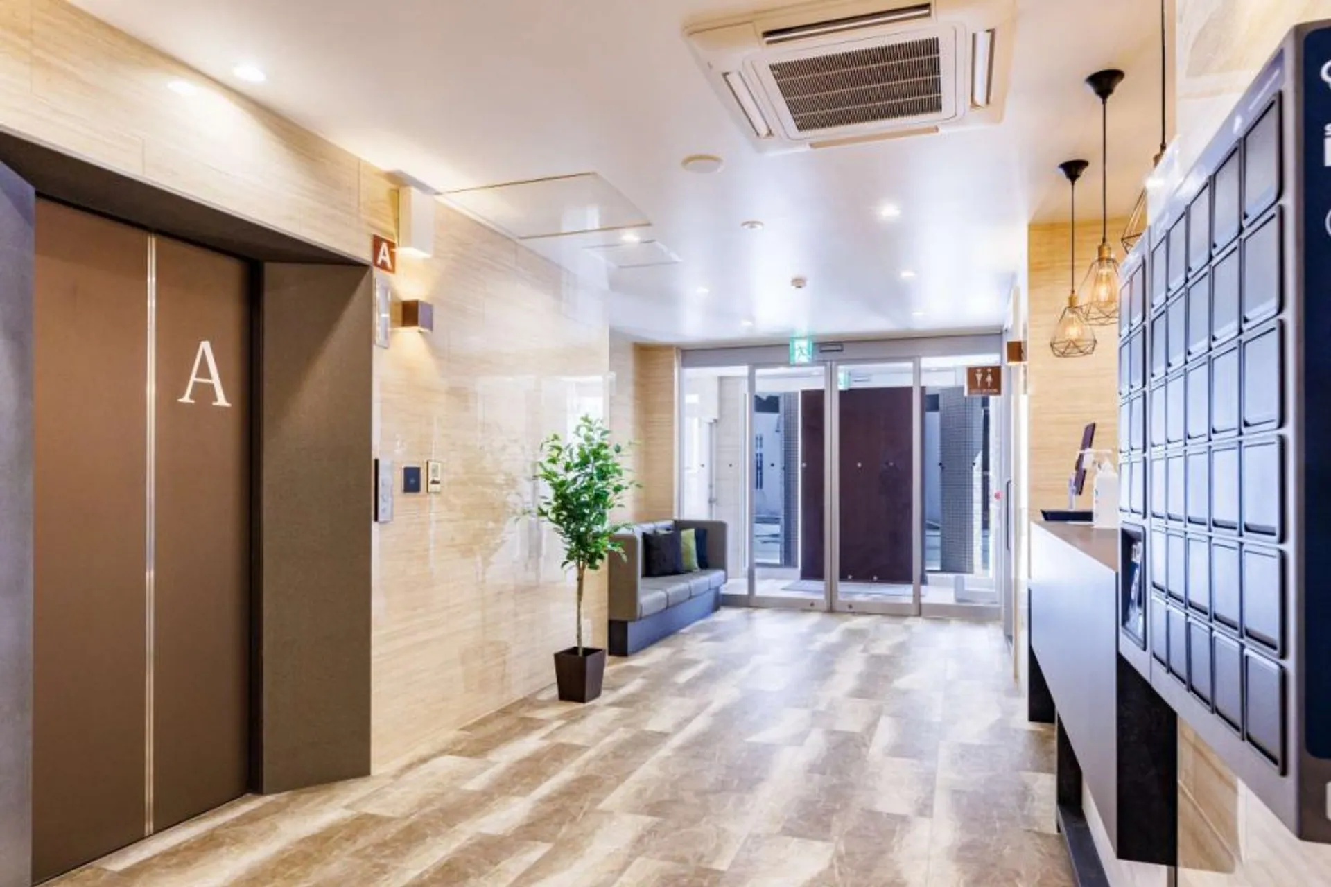 Front entrance of Hotel Gran Arena with SmartBoxes in view