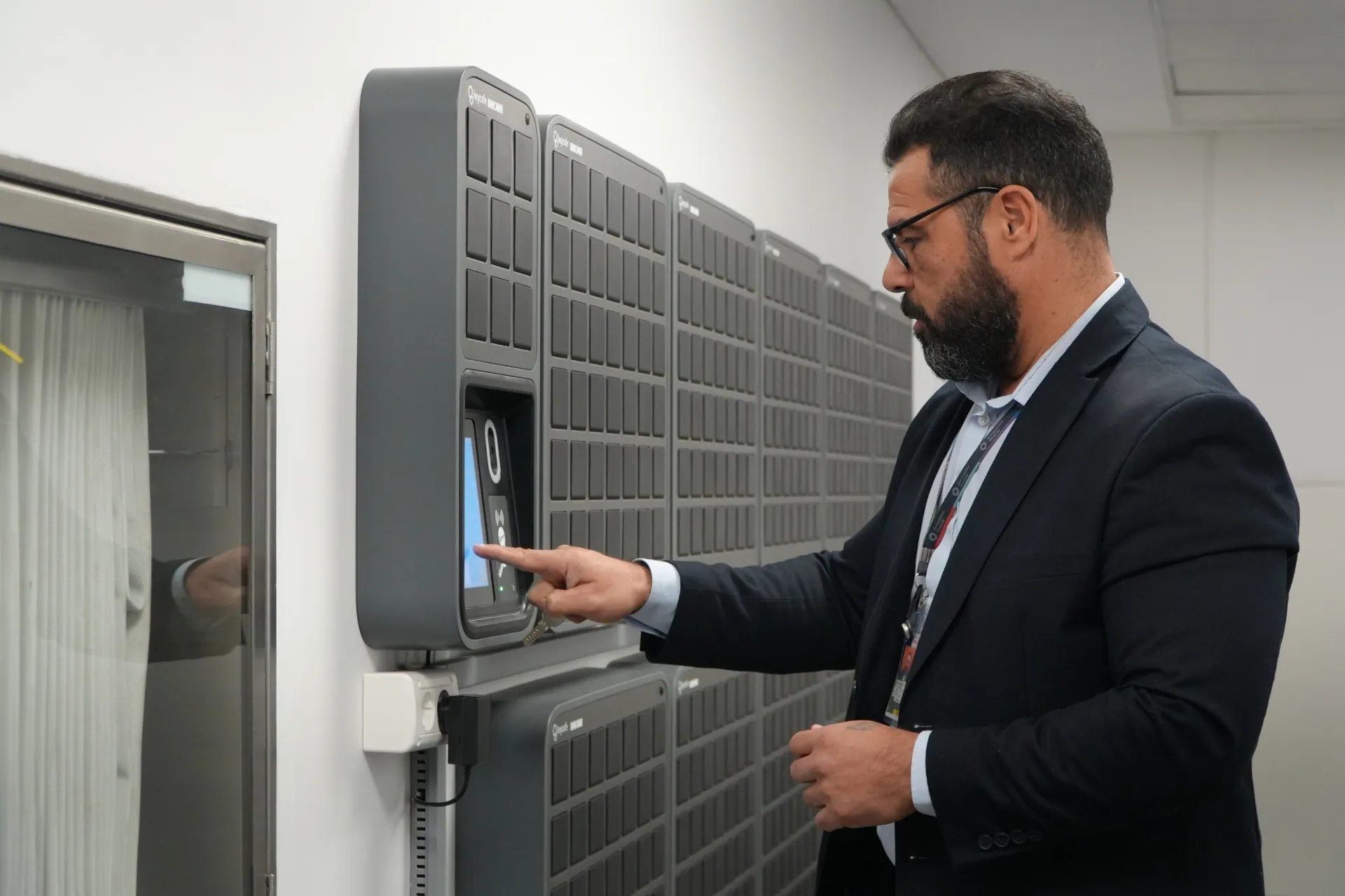 Airport employee using the Keycafe SmartBox locker