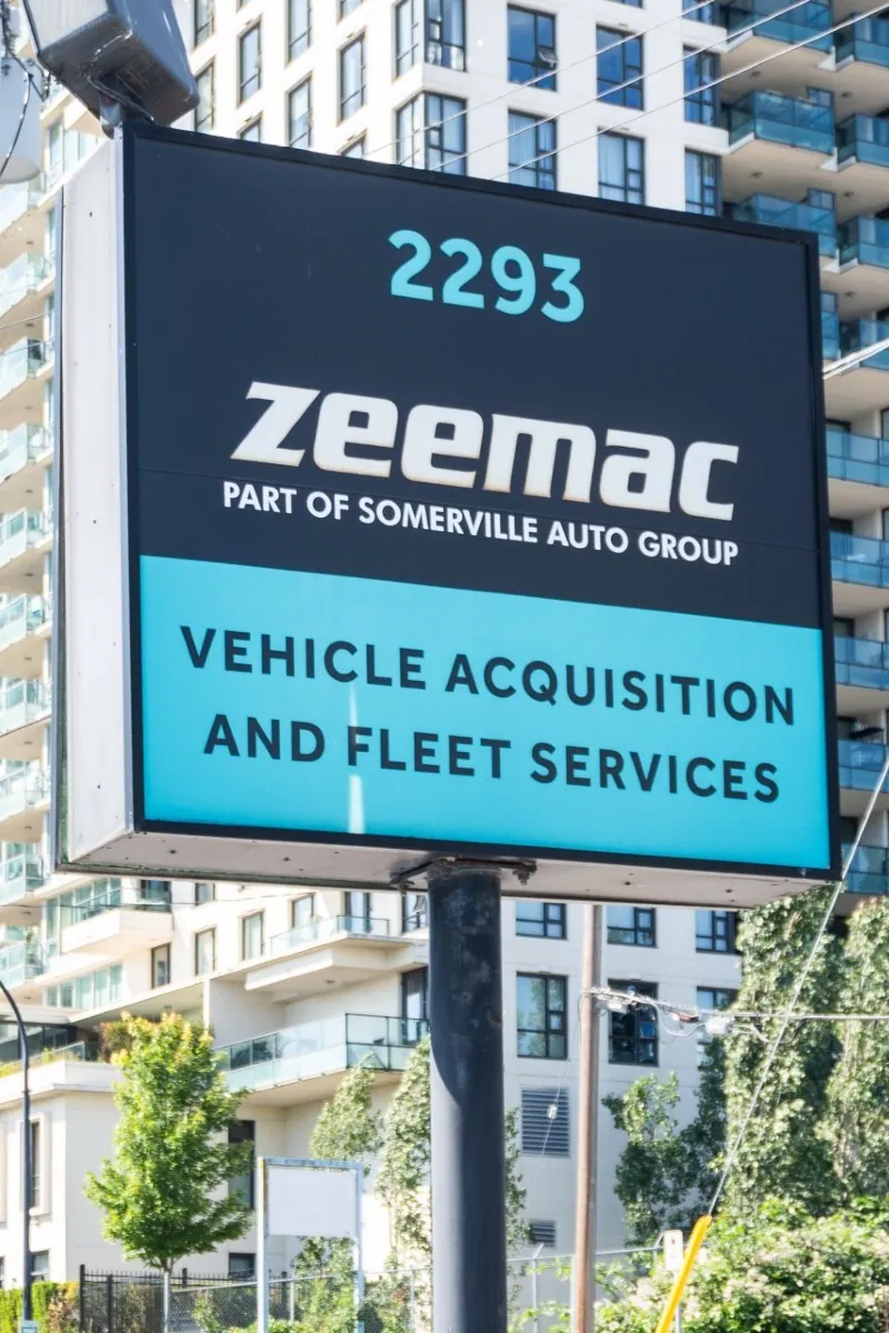 Enseigne extérieure de Zeemac et Somerville Auto devant leur bureau