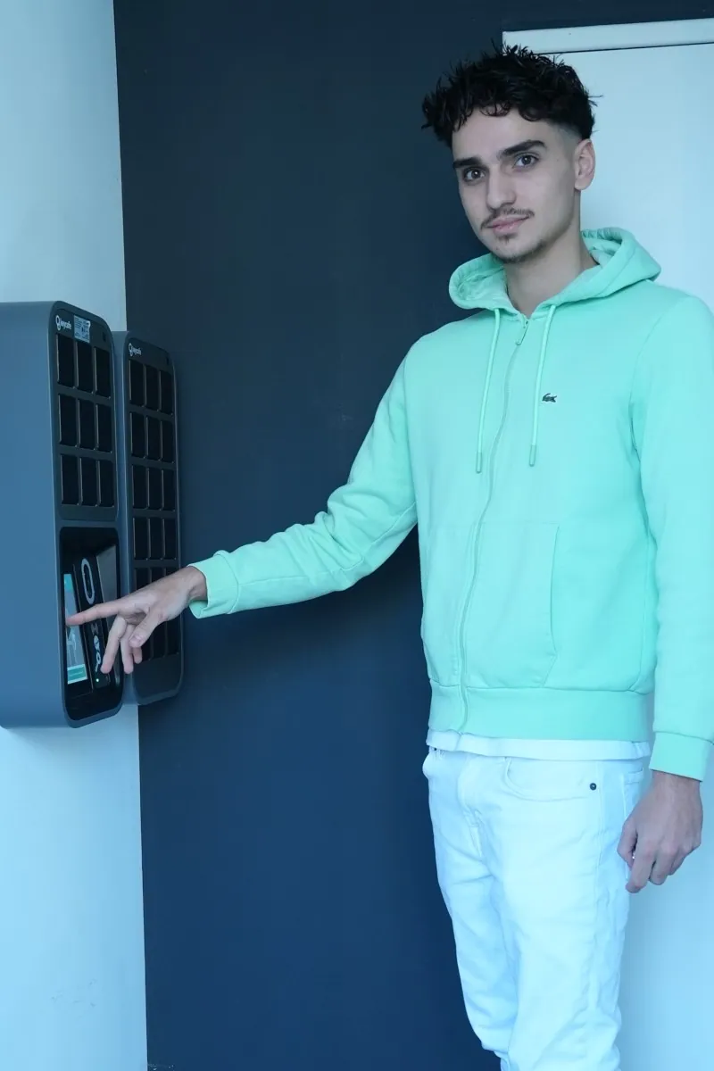 Matheo Servio, Agenturmanager bei BGA Location. tippt auf einen SmartBox-Bildschirm