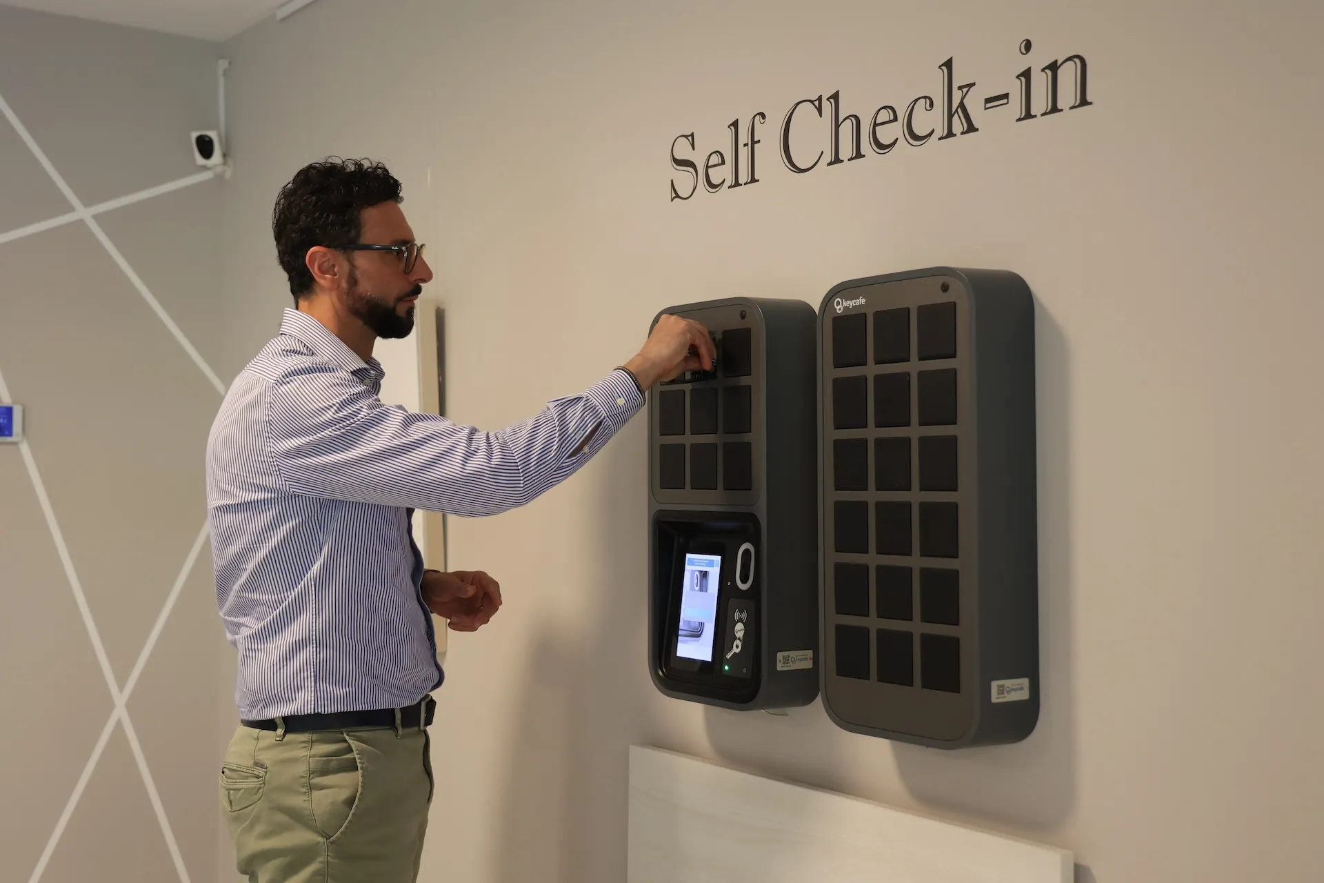 Antonio Coppola placing a room key in the SmartBox