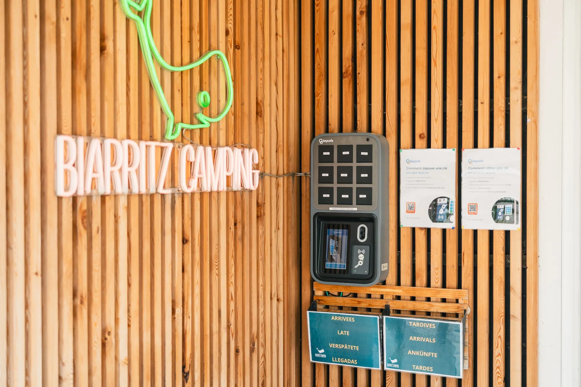 Keycafe's smartbox wall maounted at the Biarritz Camping's reception