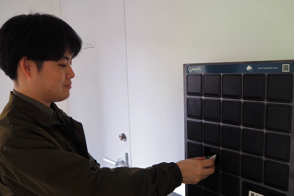 Kashiwabara Corporation staff member placing keys into a SmartBox