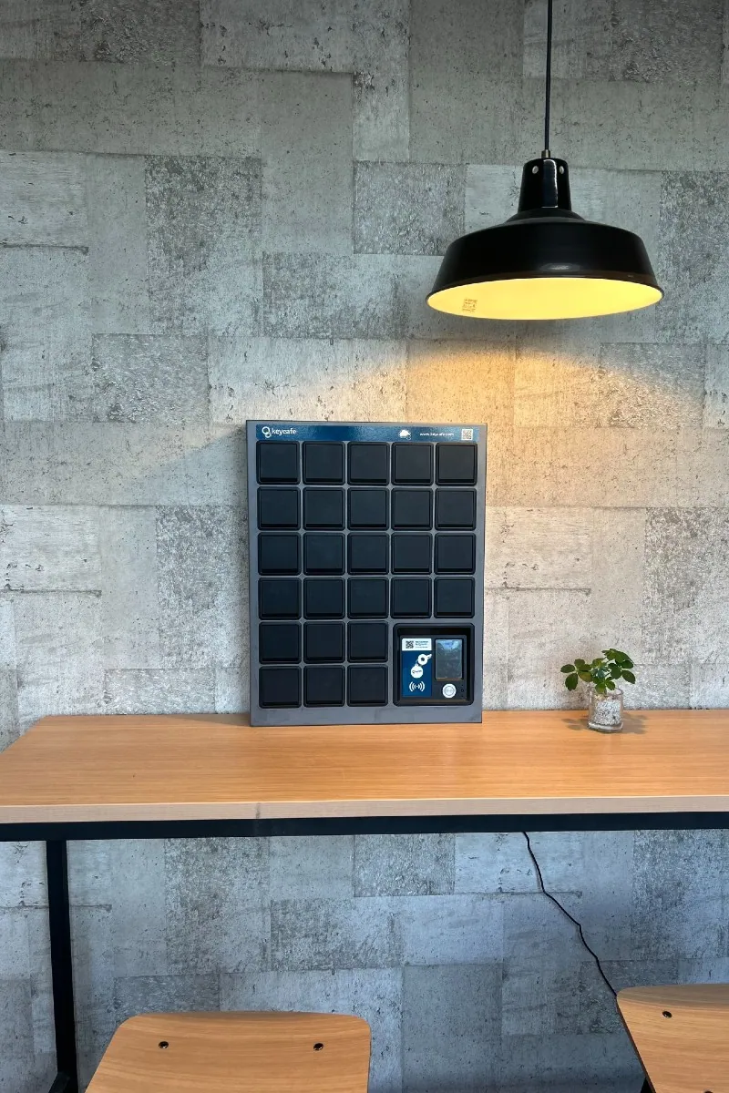 Eine Keycafe SmartBox auf einem Tisch