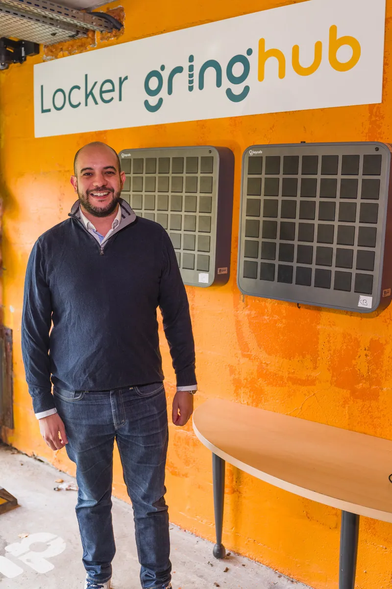 Le PDG de Gringhub, Kamel Fekhart, aux côtés de ses SmartBoxes