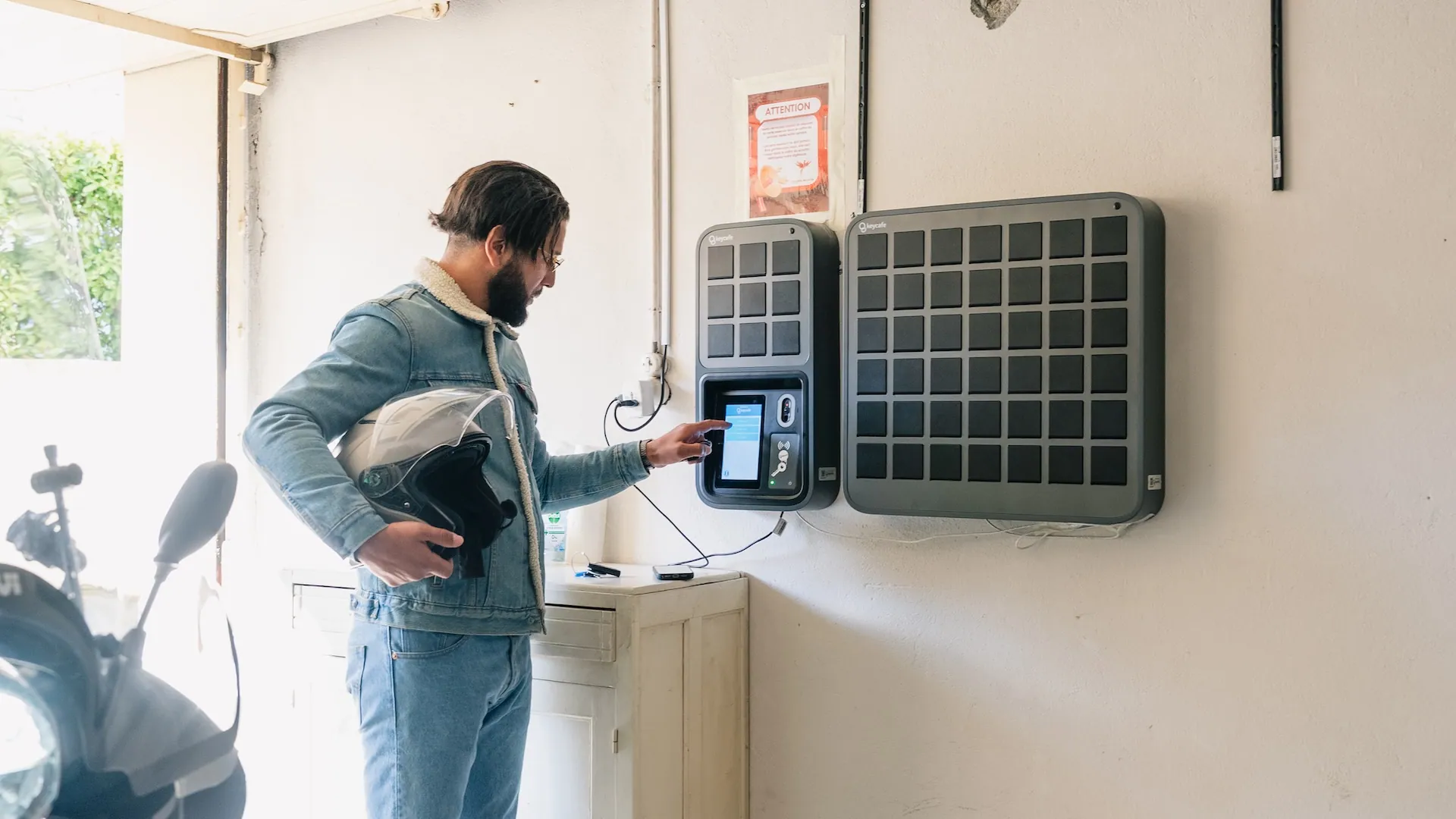 man standing next to the keycafe smartbox MS5