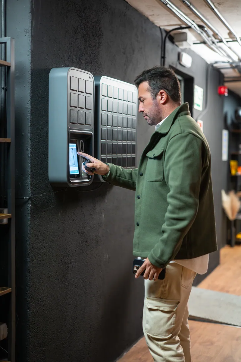 Shelter Garage CEO Iván Fiestas tapt op het scherm van zijn SmartBox