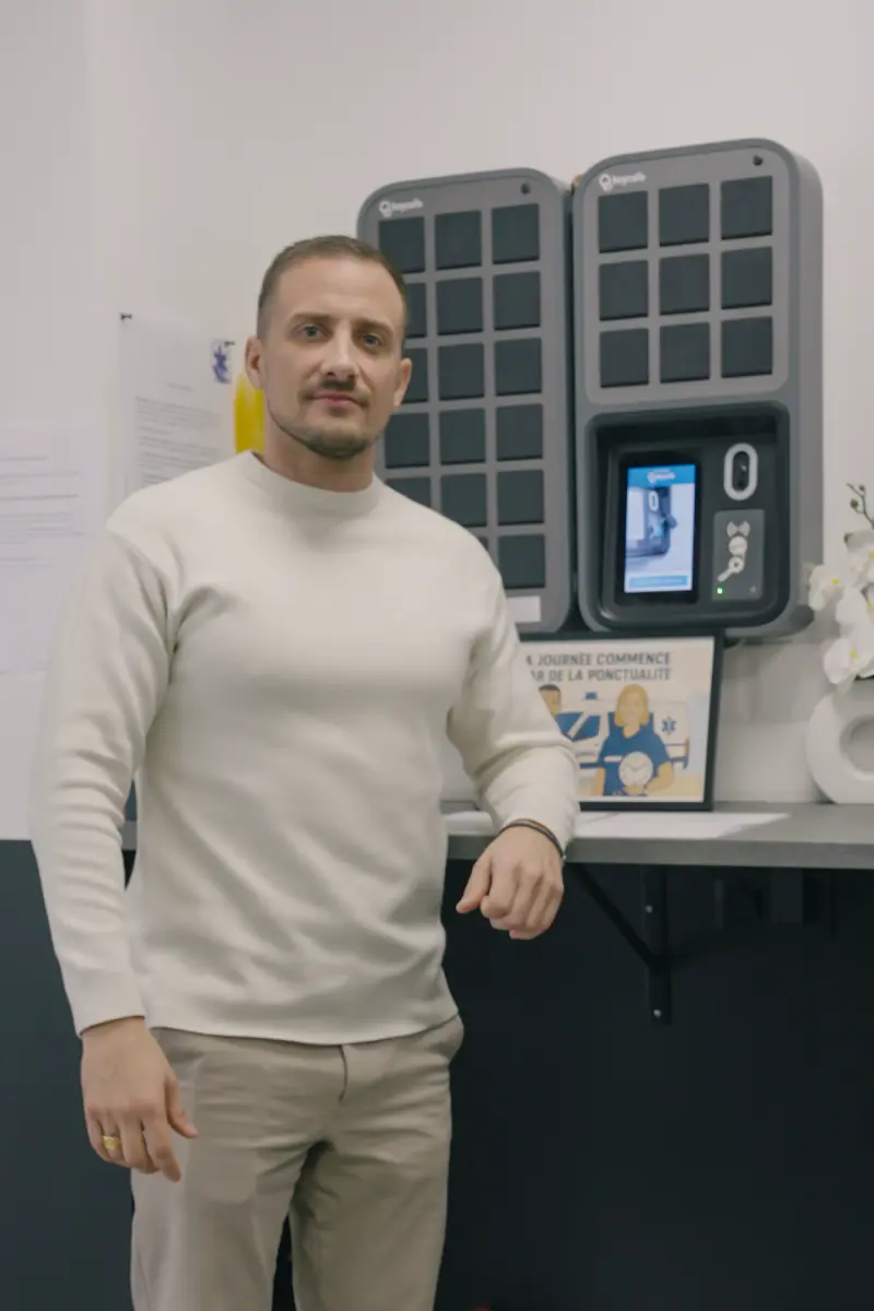 Quentin Roos, Directeur Operations van SEGAM, staat naast een SmartBox-opstelling
