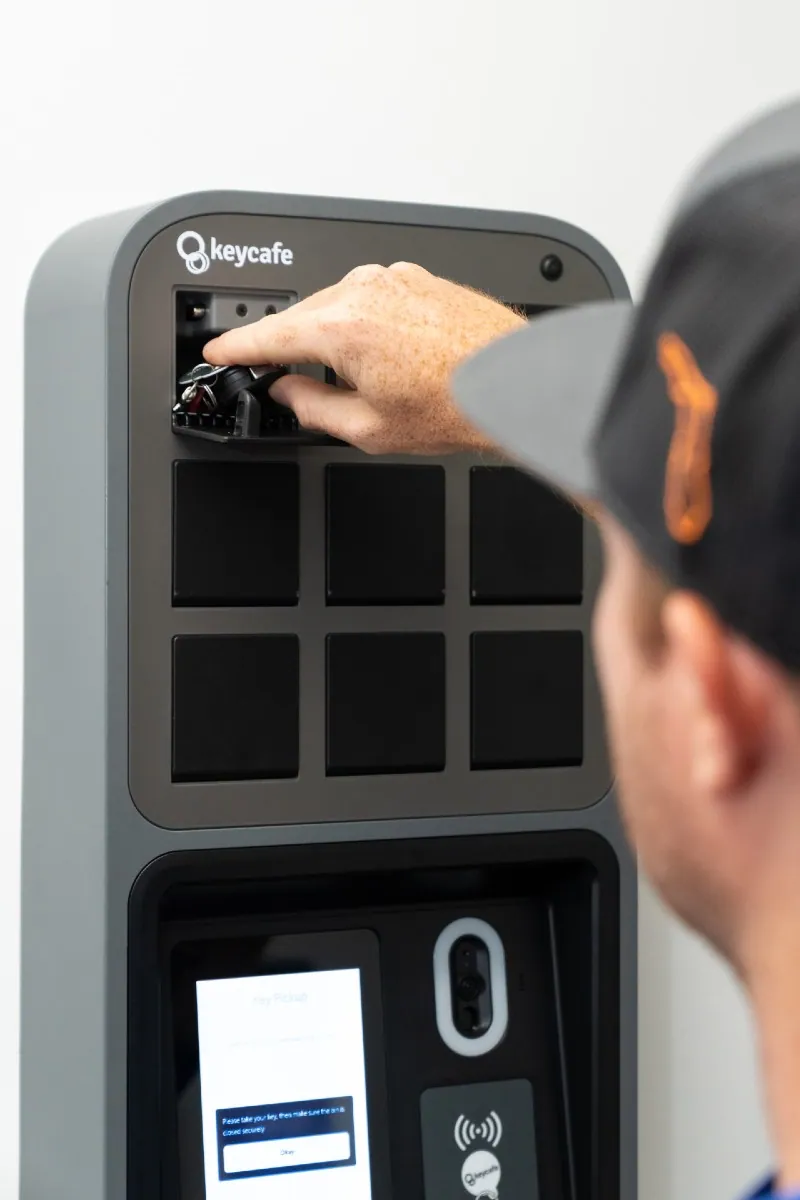 Mitarbeiter von SunVena Solar entnimmt Schlüssel aus einem SmartBox-Fach